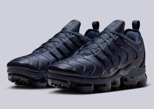 "Thunder Blue" Sets On The Nike Vapormax Plus